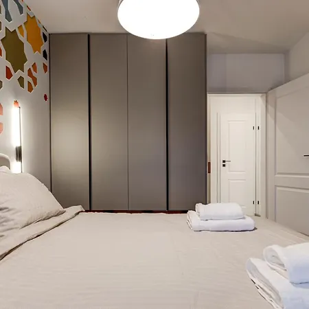 Newly Renovated Comfortable First-floor Lejlighed *