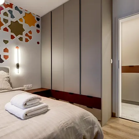 Newly Renovated Comfortable First-floor דירה *