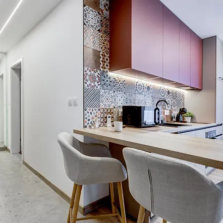 Newly Renovated Comfortable First-floor דירה סופיה
