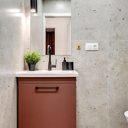 Newly Renovated Comfortable First-floor דירה